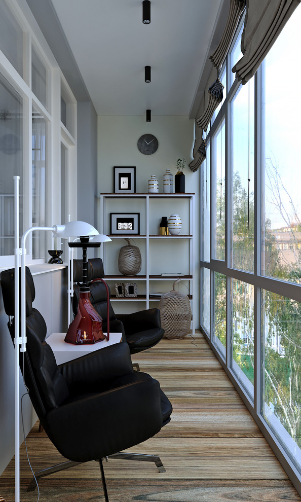 Aménagement d'un balcon classique de taille moyenne et d'appartement avec aucune couverture et un garde-corps en matériaux mixtes.