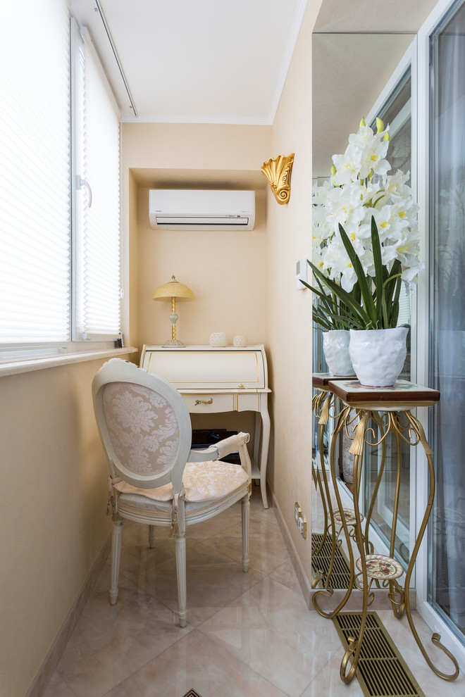 Свежая идея для дизайна: маленькая лоджия в классическом стиле в квартире для на участке и в саду - отличное фото интерьера