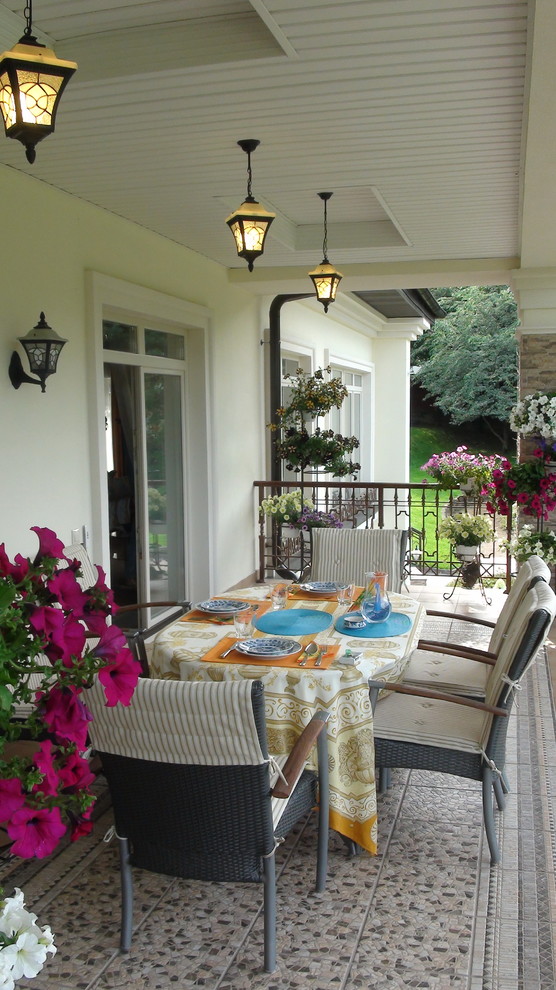 Источник вдохновения для домашнего уюта: балкон и лоджия в классическом стиле с навесом