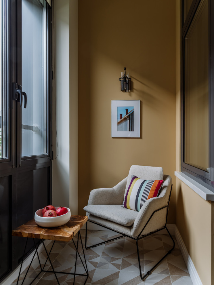 Стильный дизайн: маленькая лоджия в современном стиле в квартире для на участке и в саду - последний тренд