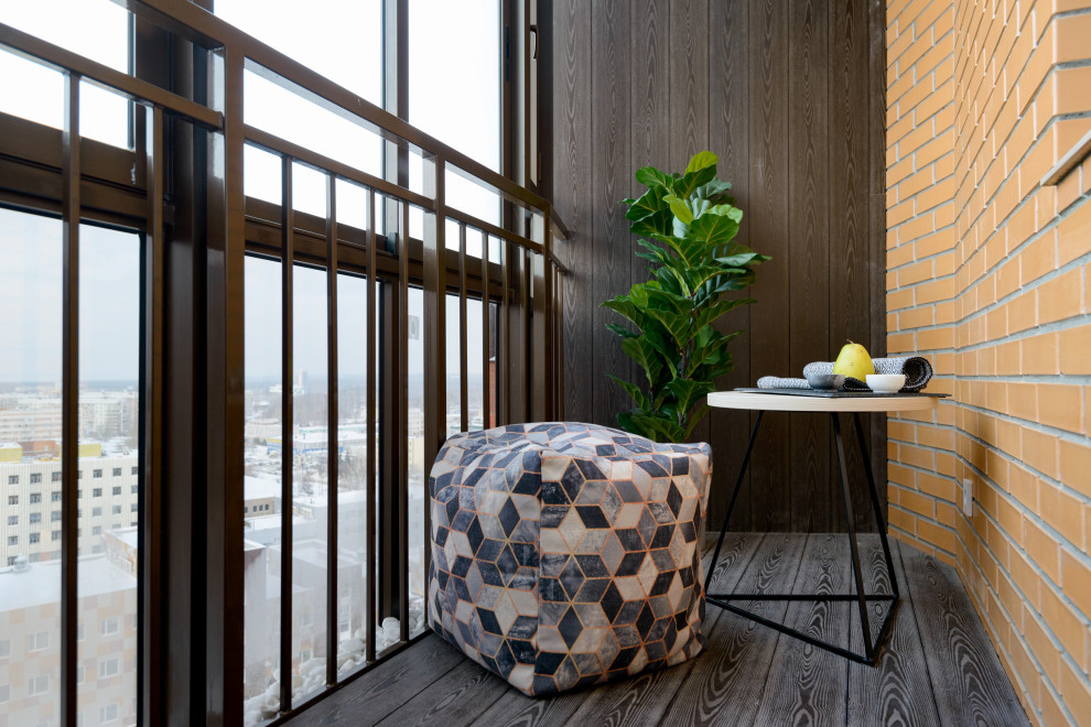 На фото: балкон и лоджия среднего размера в современном стиле с металлическими перилами без защиты от солнца в квартире с