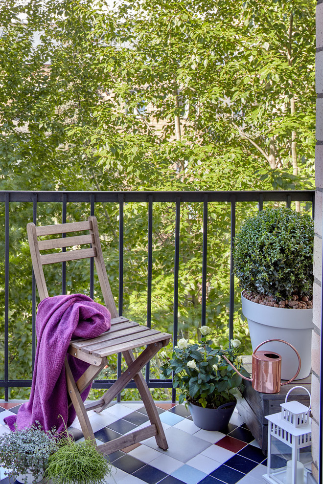 Aménagement d'un petit balcon contemporain avec aucune couverture et des plantes en pot.