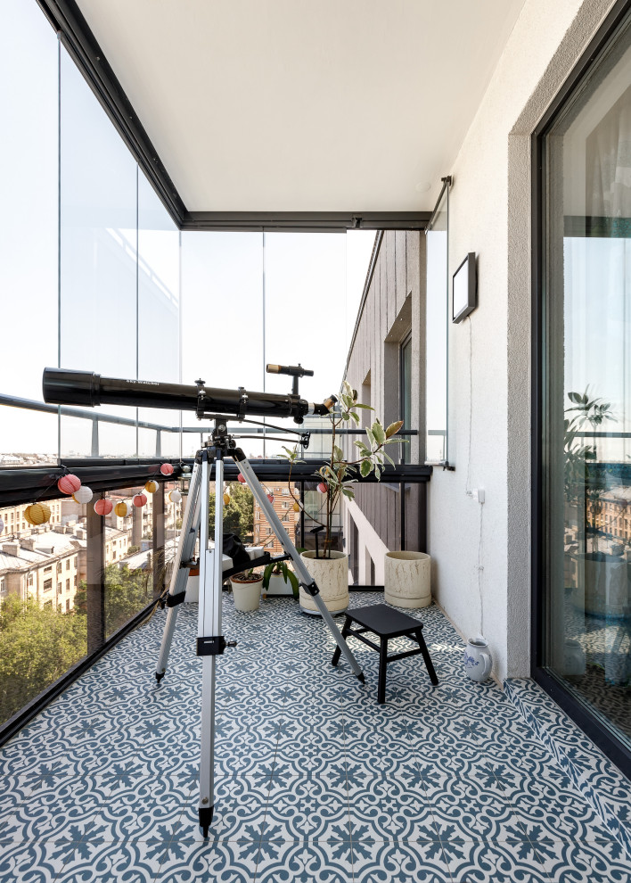 Стильный дизайн: балкон и лоджия среднего размера в современном стиле с стеклянными перилами в квартире - последний тренд