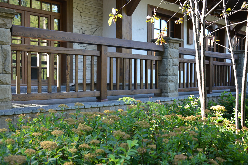 Idéer för en stor rustik balkong, med räcke i trä, en vertikal trädgård och takförlängning