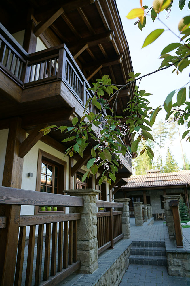Cette photo montre un balcon montagne de taille moyenne avec un garde-corps en bois, un jardin vertical et une extension de toiture.