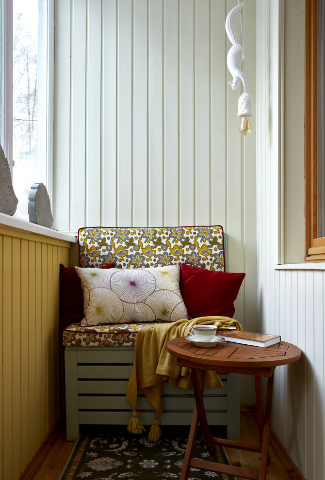 На фото: балкон и лоджия среднего размера в скандинавском стиле с перилами из смешанных материалов в квартире
