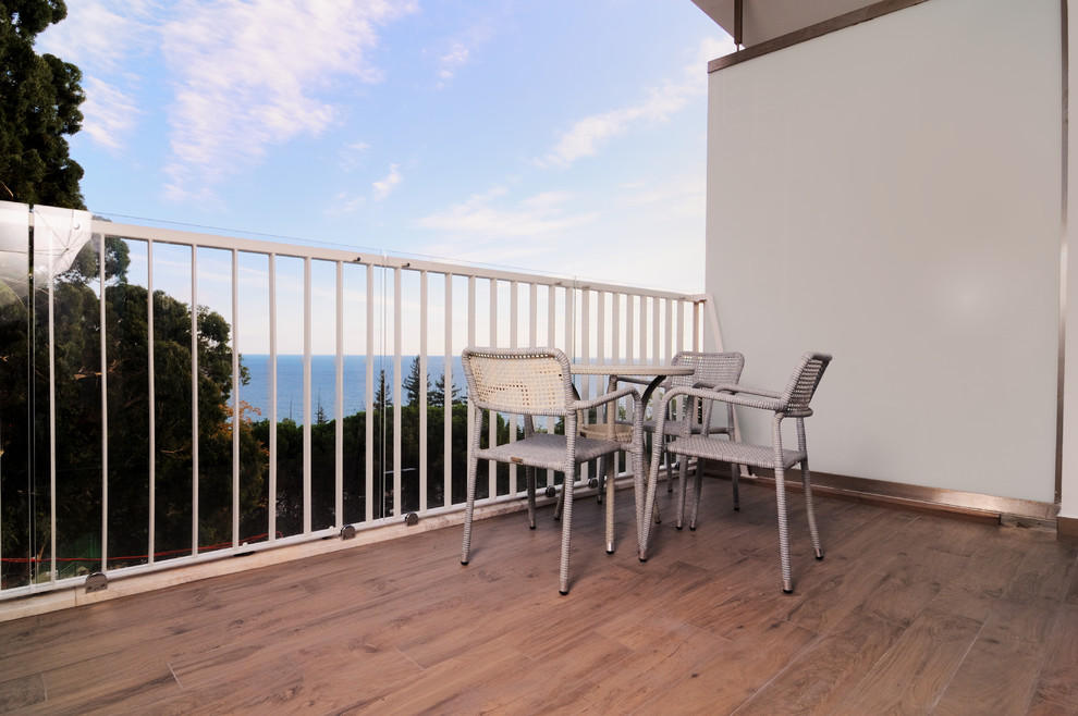 На фото: балкон и лоджия в средиземноморском стиле с