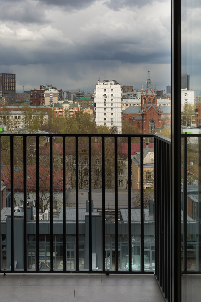 Идея дизайна: большой балкон и лоджия в современном стиле с металлическими перилами