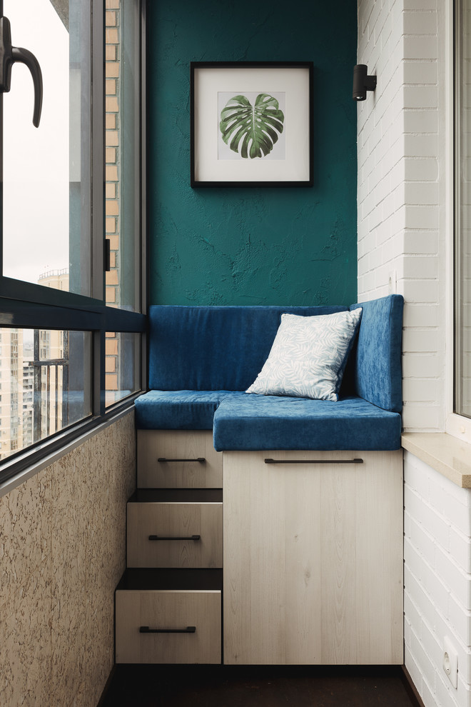 На фото: маленькая лоджия в современном стиле в квартире для на участке и в саду с