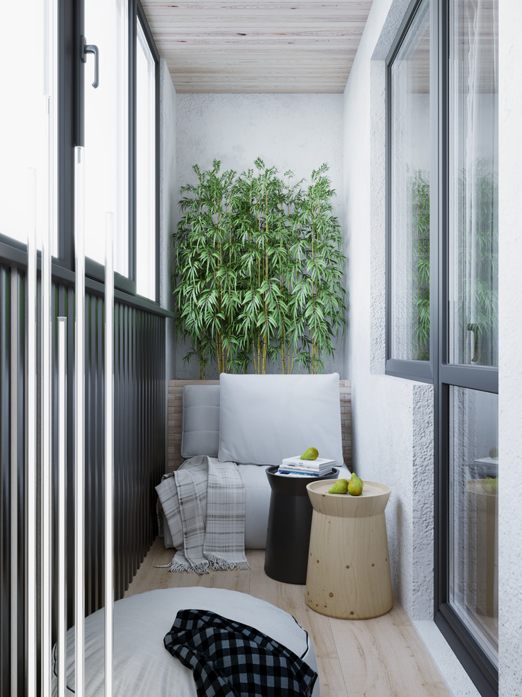 Kleiner, Überdachter Moderner Balkon mit Stahlgeländer und Wohnung in Valencia