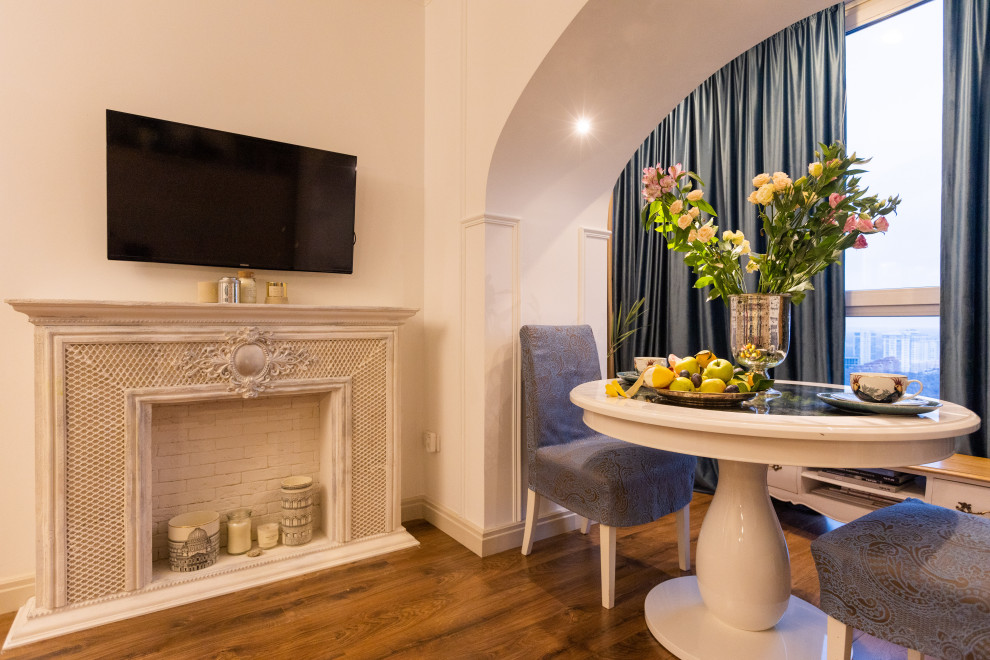 На фото: маленькая лоджия в классическом стиле в квартире для на участке и в саду