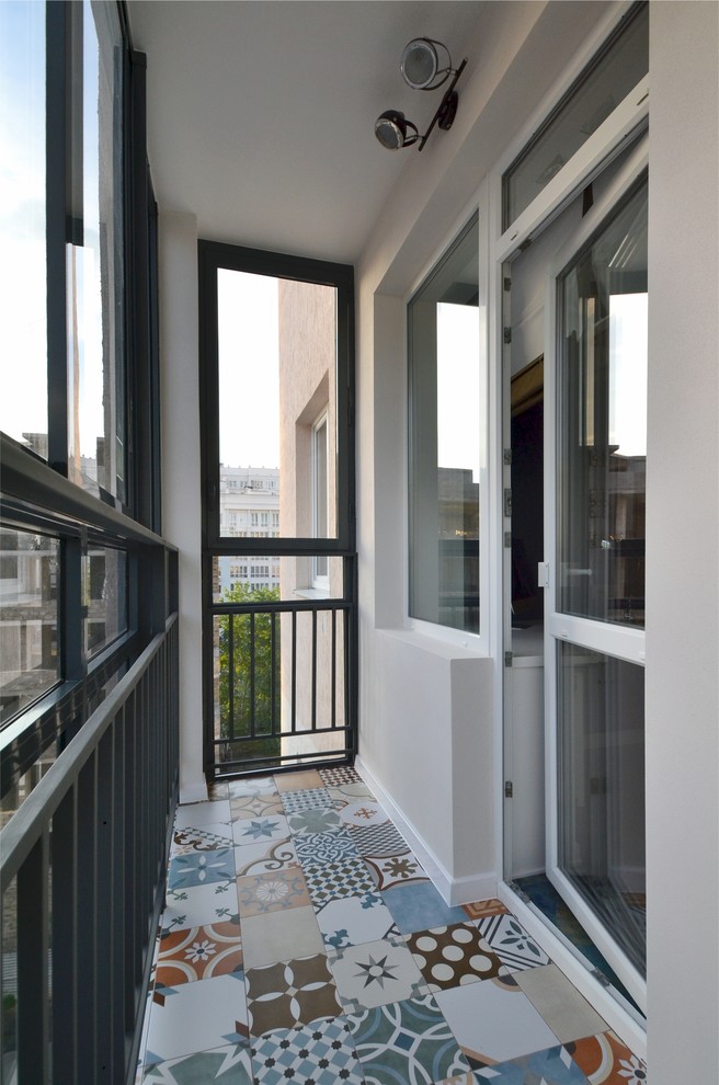 Imagen de balcones contemporáneo de tamaño medio sin cubierta con barandilla de metal