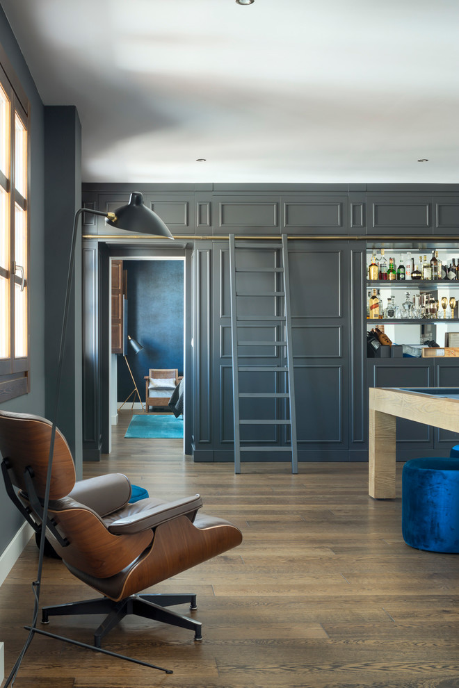 Diseño de bar en casa con barra de bar lineal contemporáneo grande con puertas de armario grises, encimera de madera, salpicadero con efecto espejo, suelo de madera en tonos medios y encimeras grises