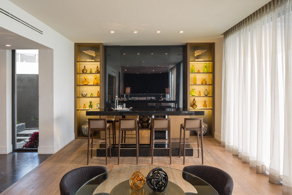 Diseño de bar en casa con barra de bar contemporáneo con armarios abiertos y suelo de madera clara