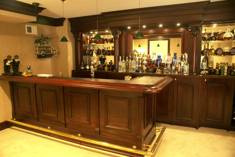 Diseño de bar en casa en L clásico con puertas de armario de madera en tonos medios