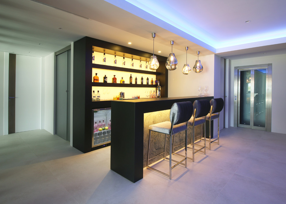 Imagen de bar en casa con barra de bar lineal minimalista de tamaño medio con armarios abiertos y puertas de armario negras
