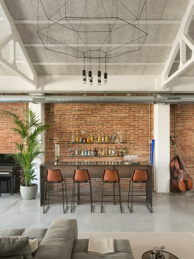 Cette photo montre un bar de salon industriel de taille moyenne avec sol en béton ciré, un sol gris, des tabourets, une crédence en brique et un plan de travail marron.