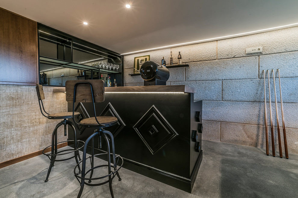 Diseño de bar en casa con barra de bar urbano pequeño con encimera de madera, suelo de cemento, suelo gris, armarios abiertos y puertas de armario negras