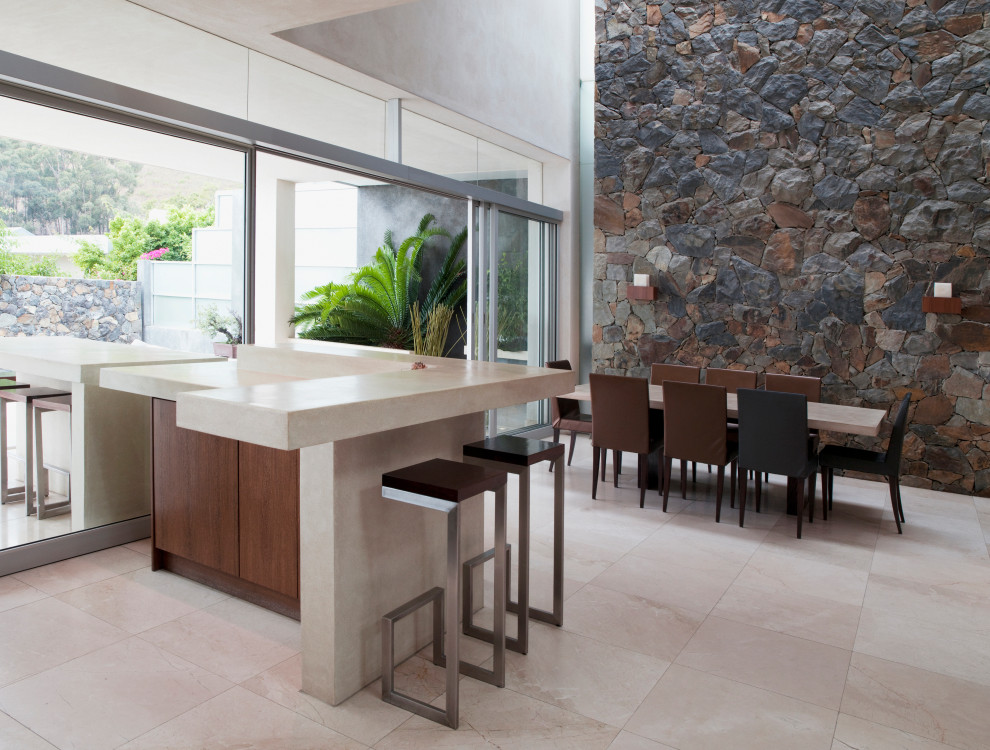 Mittelgroße Moderne Hausbar in L-Form mit Bartheke, flächenbündigen Schrankfronten, braunen Schränken, Marmor-Arbeitsplatte und beiger Arbeitsplatte in Malaga