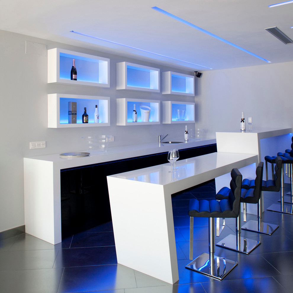 На фото: параллельный домашний бар в стиле модернизм с барной стойкой, накладной мойкой, открытыми фасадами, белыми фасадами и белым фартуком