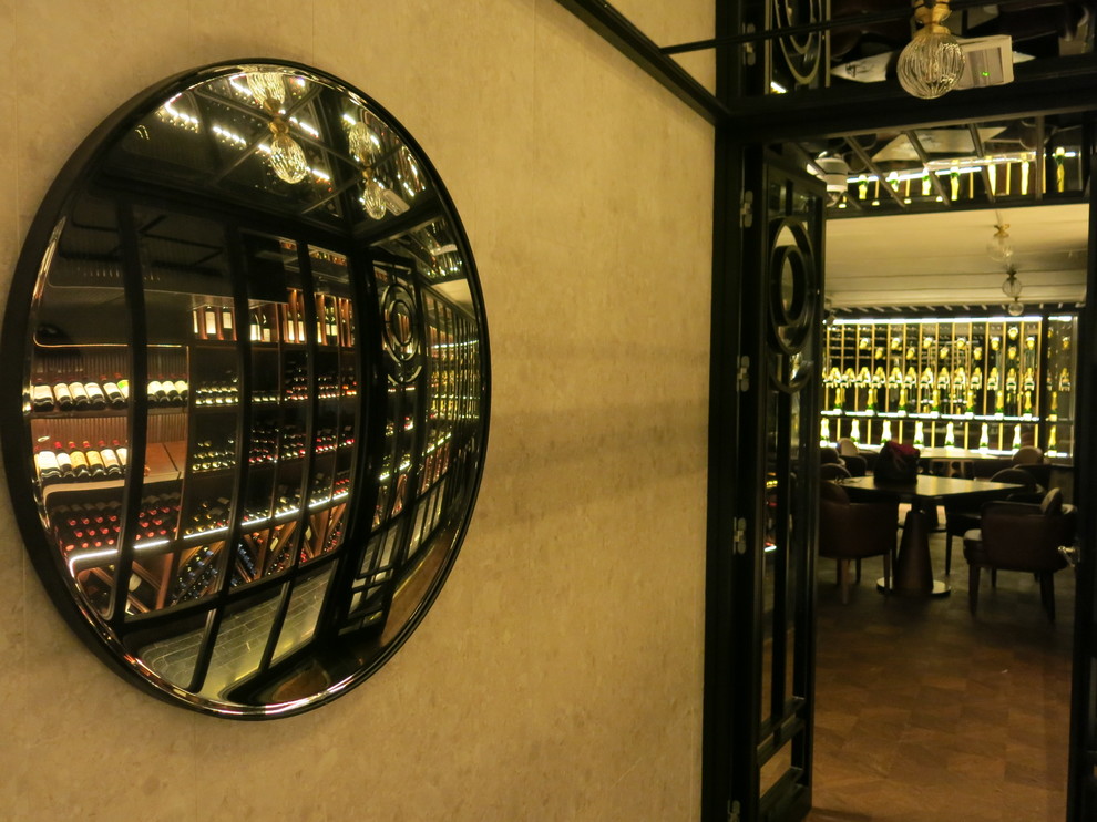 Idée de décoration pour une très grande cave à vin tradition avec parquet foncé et un sol marron.