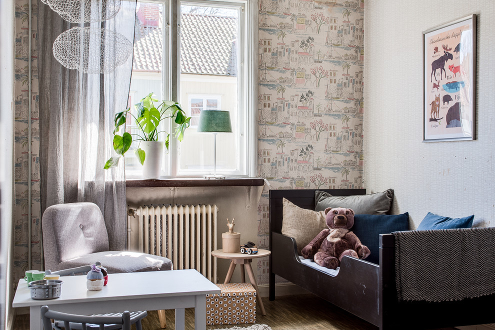 Inredning av ett skandinaviskt könsneutralt småbarnsrum kombinerat med sovrum, med flerfärgade väggar