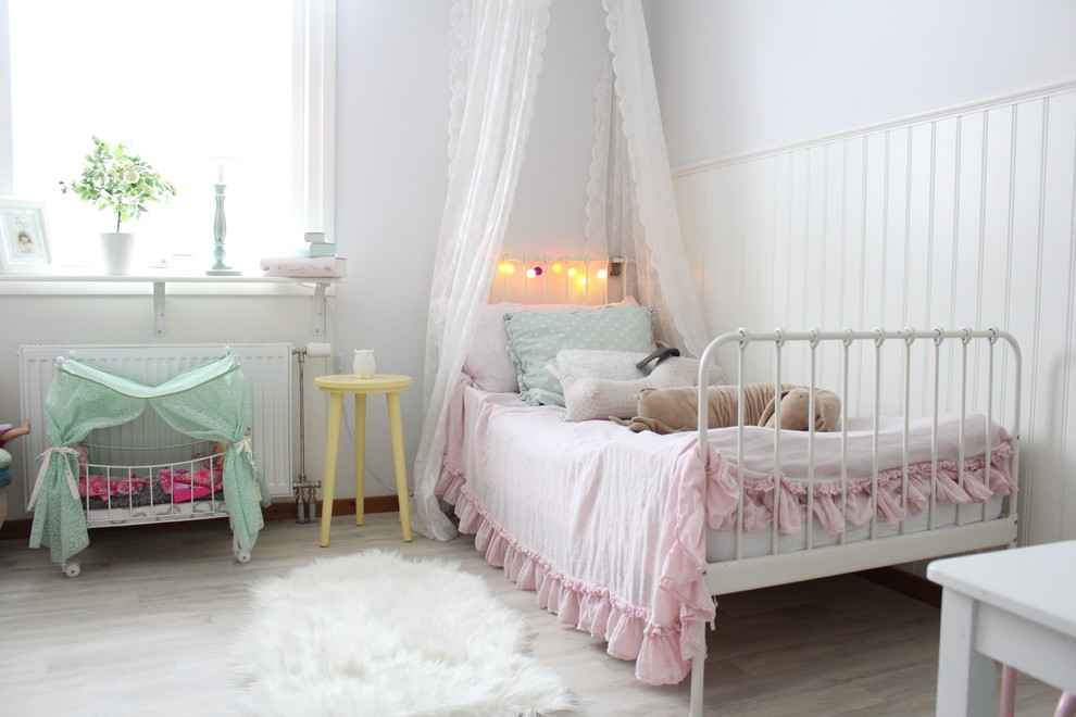 На фото: нейтральная детская среднего размера в стиле шебби-шик с спальным местом, белыми стенами и паркетным полом среднего тона для ребенка от 4 до 10 лет