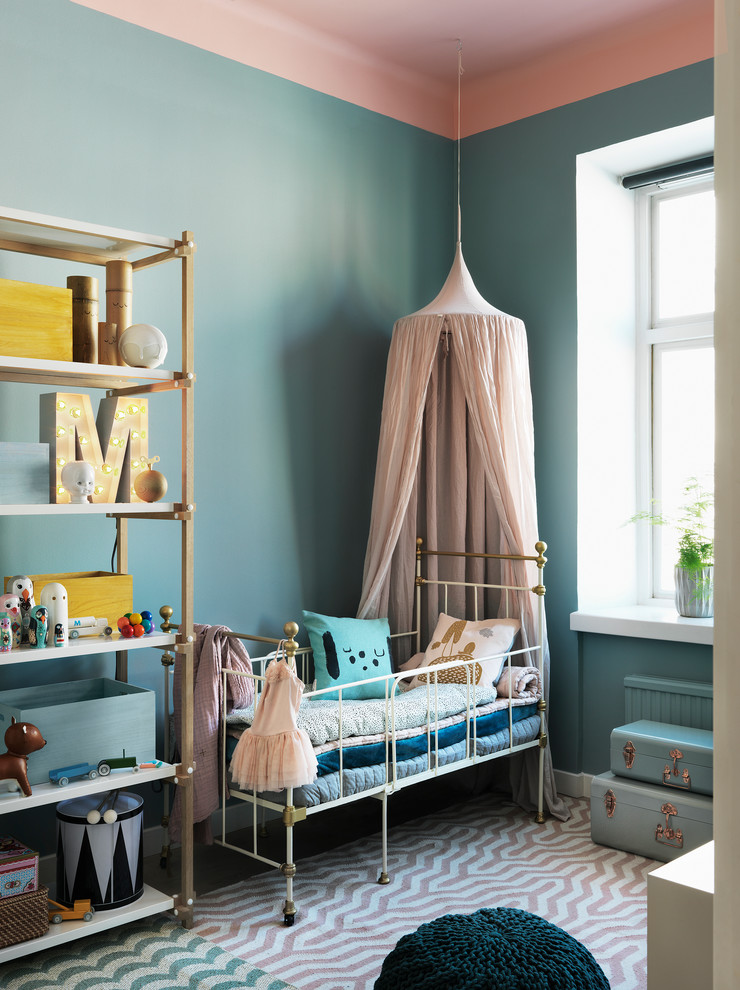 Exempel på ett minimalistiskt könsneutralt småbarnsrum kombinerat med sovrum, med blå väggar