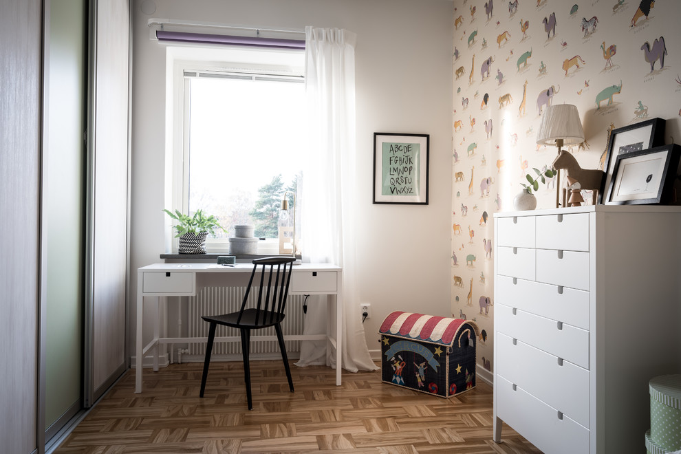 Réalisation d'une chambre d'enfant nordique avec un mur blanc, un sol en bois brun et un sol marron.