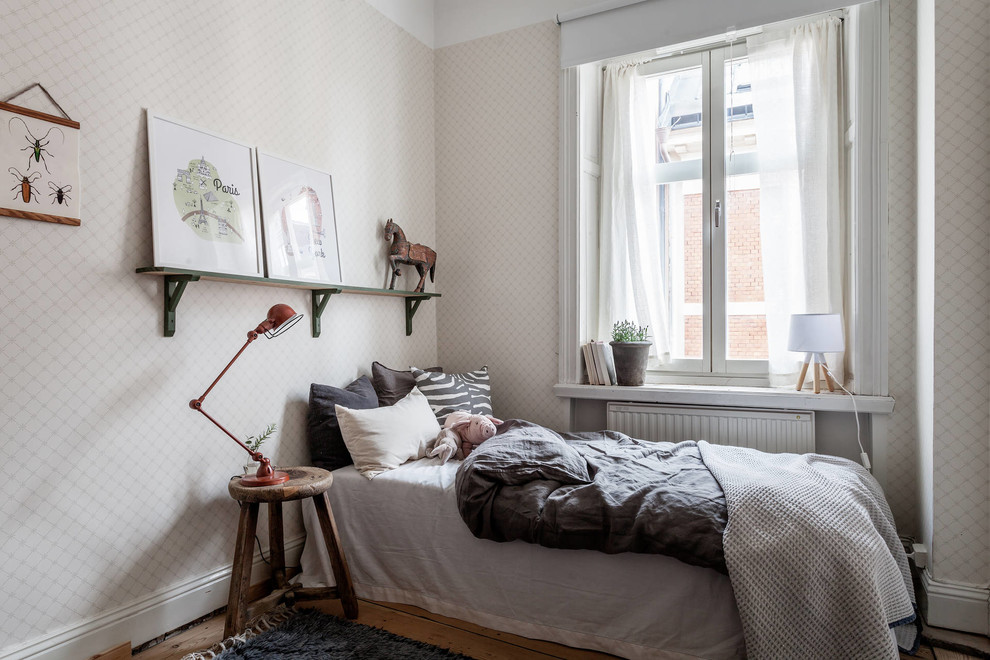 Inspiration för mellanstora minimalistiska barnrum kombinerat med sovrum, med beige väggar