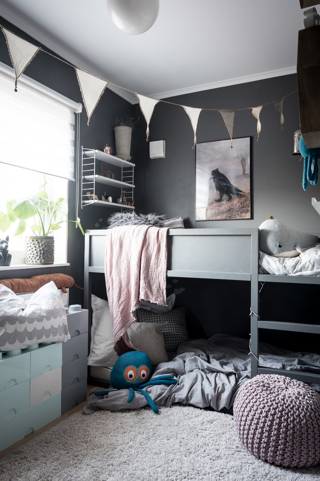 Пример оригинального дизайна: нейтральная детская в скандинавском стиле с спальным местом и серыми стенами для ребенка от 4 до 10 лет