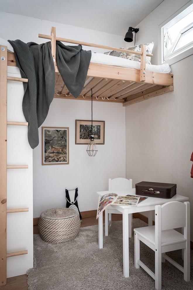 Inredning av ett nordiskt könsneutralt barnrum kombinerat med sovrum, med vita väggar, heltäckningsmatta och grått golv