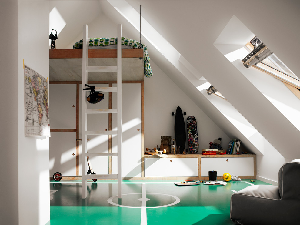 Cette photo montre une chambre de garçon moderne de taille moyenne avec un mur blanc, un sol en linoléum, un sol vert et un lit superposé.