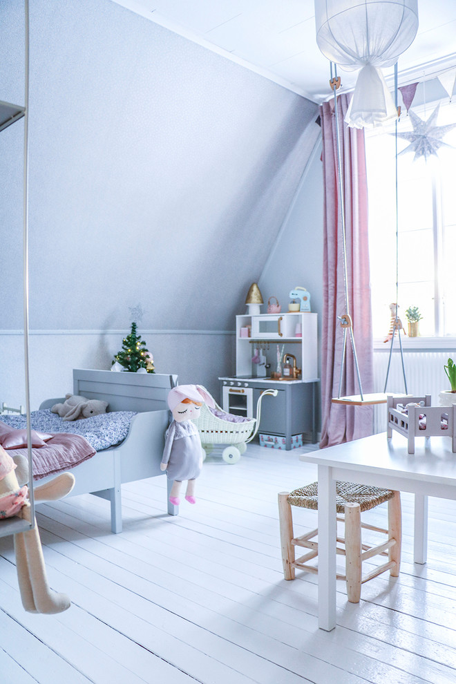 Modelo de dormitorio infantil de 4 a 10 años nórdico de tamaño medio con paredes grises, suelo de madera pintada y suelo blanco