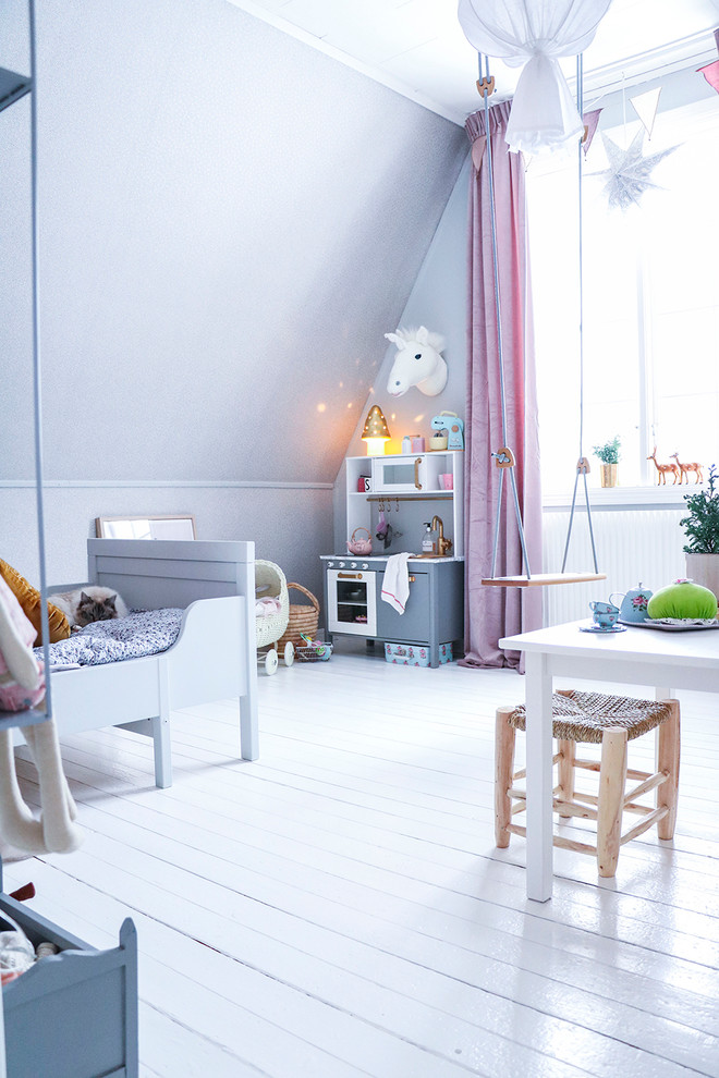 Bild på ett mellanstort skandinaviskt barnrum kombinerat med sovrum, med grå väggar och målat trägolv