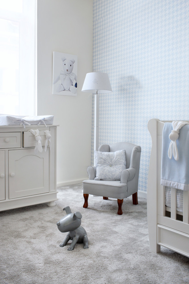 This is an example of a shabby-chic style kids' bedroom in Gothenburg.