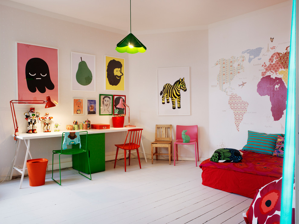 Idee per una grande cameretta per bambini da 4 a 10 anni boho chic con pareti bianche e pavimento in legno verniciato