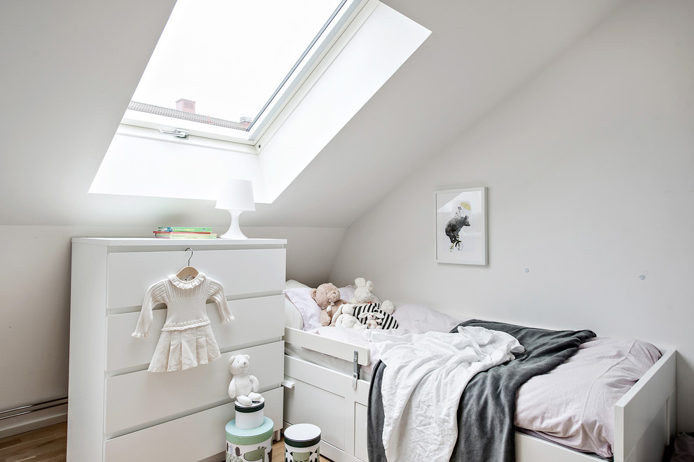 Idéer för att renovera ett nordiskt barnrum kombinerat med sovrum, med vita väggar, ljust trägolv och beiget golv