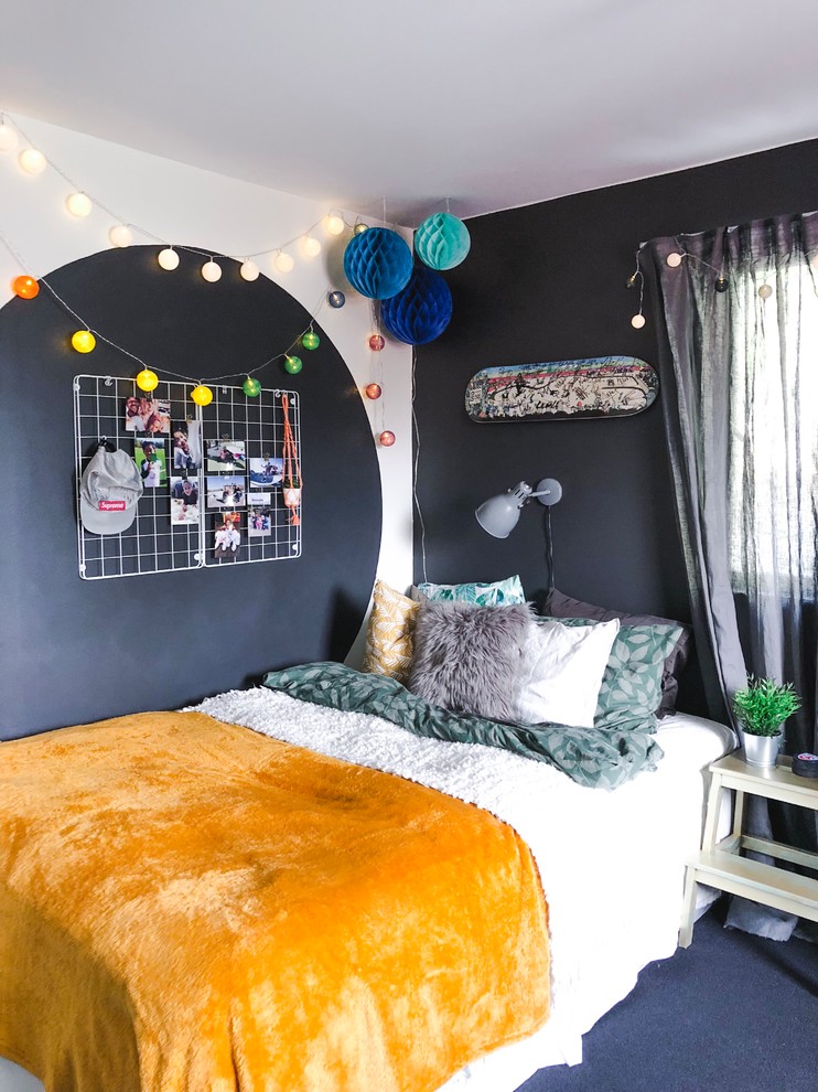 Bild på ett mellanstort eklektiskt könsneutralt tonårsrum kombinerat med sovrum, med grå väggar, heltäckningsmatta och svart golv