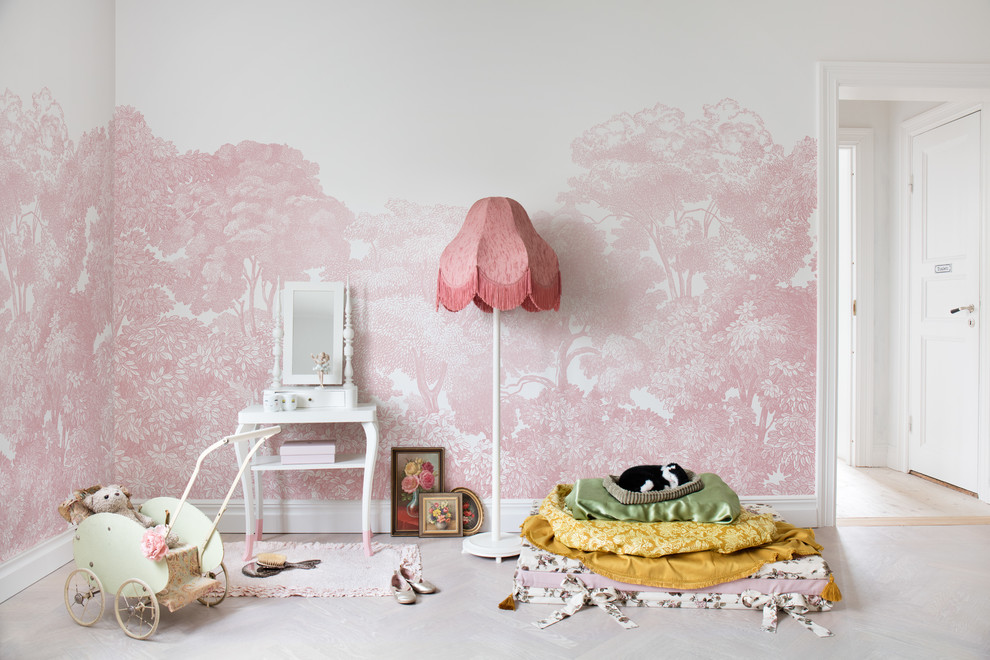 Foto på ett shabby chic-inspirerat flickrum kombinerat med lekrum och för 4-10-åringar, med rosa väggar och ljust trägolv
