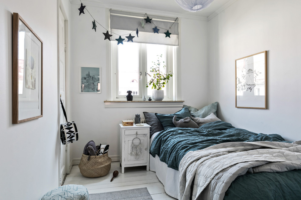 Esempio di una cameretta da letto scandinava con pareti bianche, pavimento in legno verniciato e pavimento bianco
