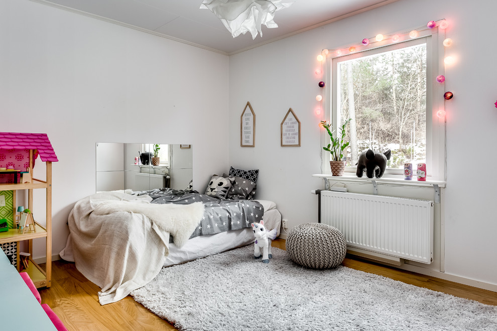 Inspiration för ett mellanstort skandinaviskt flickrum kombinerat med sovrum och för 4-10-åringar, med vita väggar