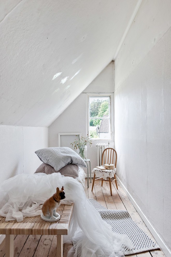 Inspiration för skandinaviska barnrum kombinerat med sovrum, med vita väggar, ljust trägolv och beiget golv