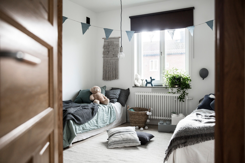 Idéer för ett mellanstort minimalistiskt barnrum kombinerat med sovrum och för 4-10-åringar, med vita väggar