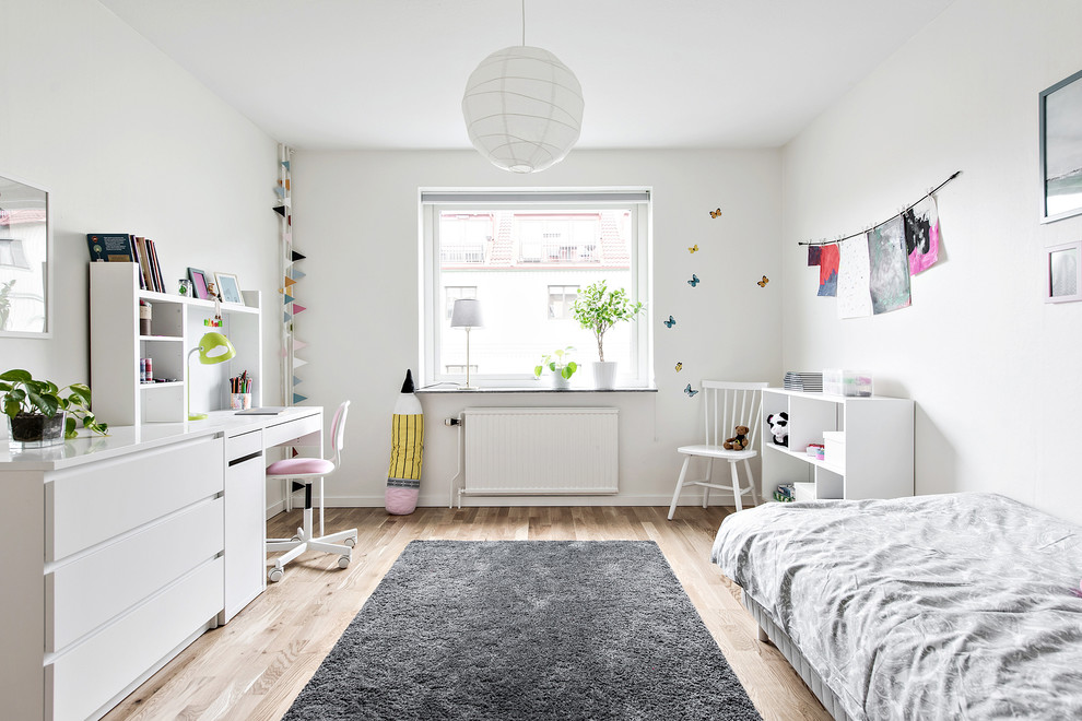 Стильный дизайн: нейтральная детская среднего размера в стиле модернизм с спальным местом, белыми стенами и светлым паркетным полом для ребенка от 4 до 10 лет - последний тренд