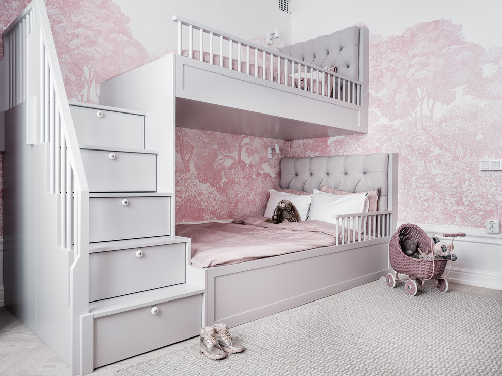 Inredning av ett klassiskt barnrum kombinerat med sovrum, med rosa väggar, ljust trägolv och beiget golv