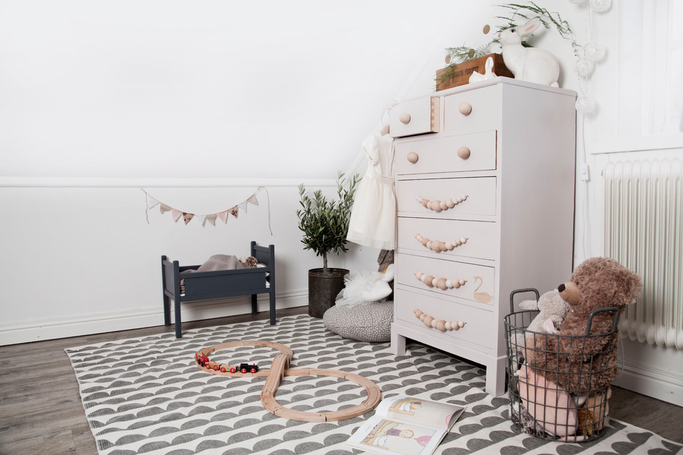 Imagen de dormitorio infantil de 4 a 10 años nórdico con paredes blancas