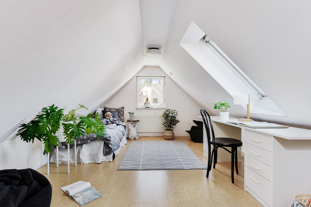 Imagen de dormitorio infantil escandinavo con paredes grises, suelo de madera clara y suelo beige