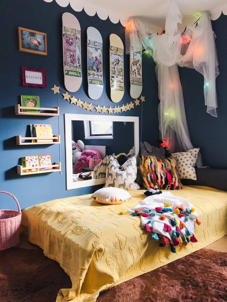 Exempel på ett eklektiskt flickrum kombinerat med sovrum och för 4-10-åringar, med blå väggar och brunt golv
