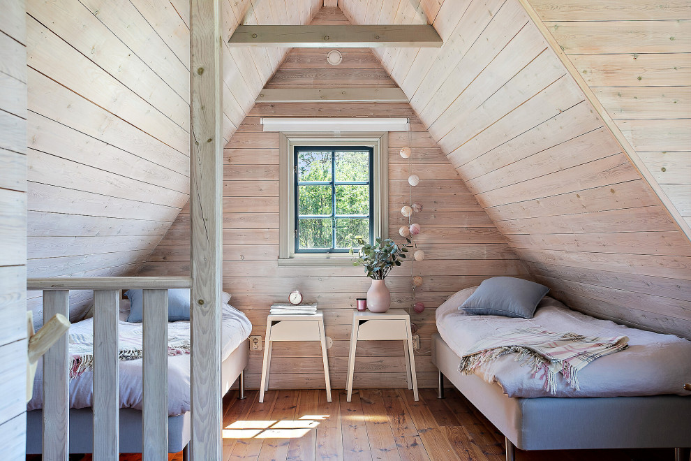 Foto på ett mellanstort funkis flickrum kombinerat med sovrum och för 4-10-åringar, med beige väggar, mellanmörkt trägolv och brunt golv